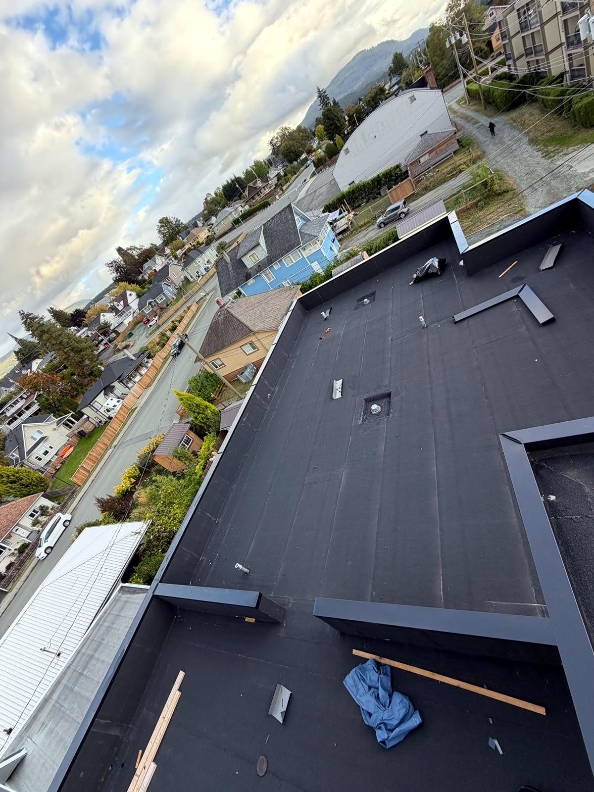 Flat roofing membrane installation with parapet detailing in Duncan